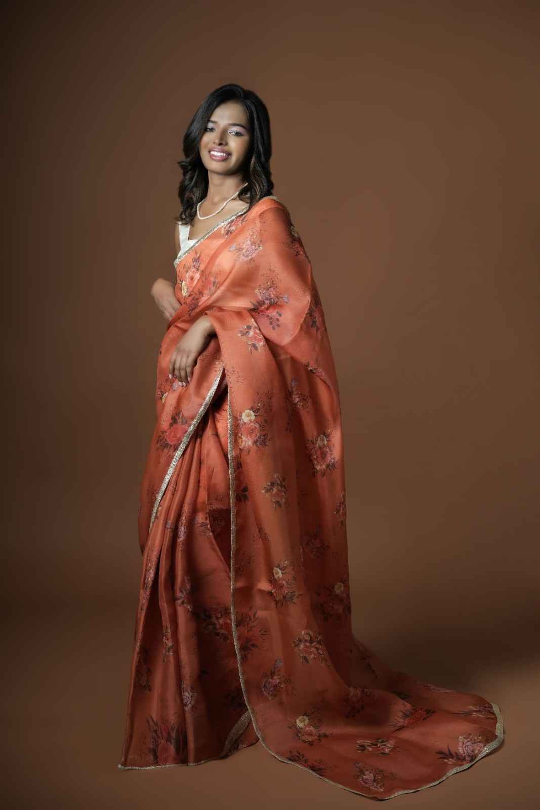 Organza saree with lace border and floral detailing_2