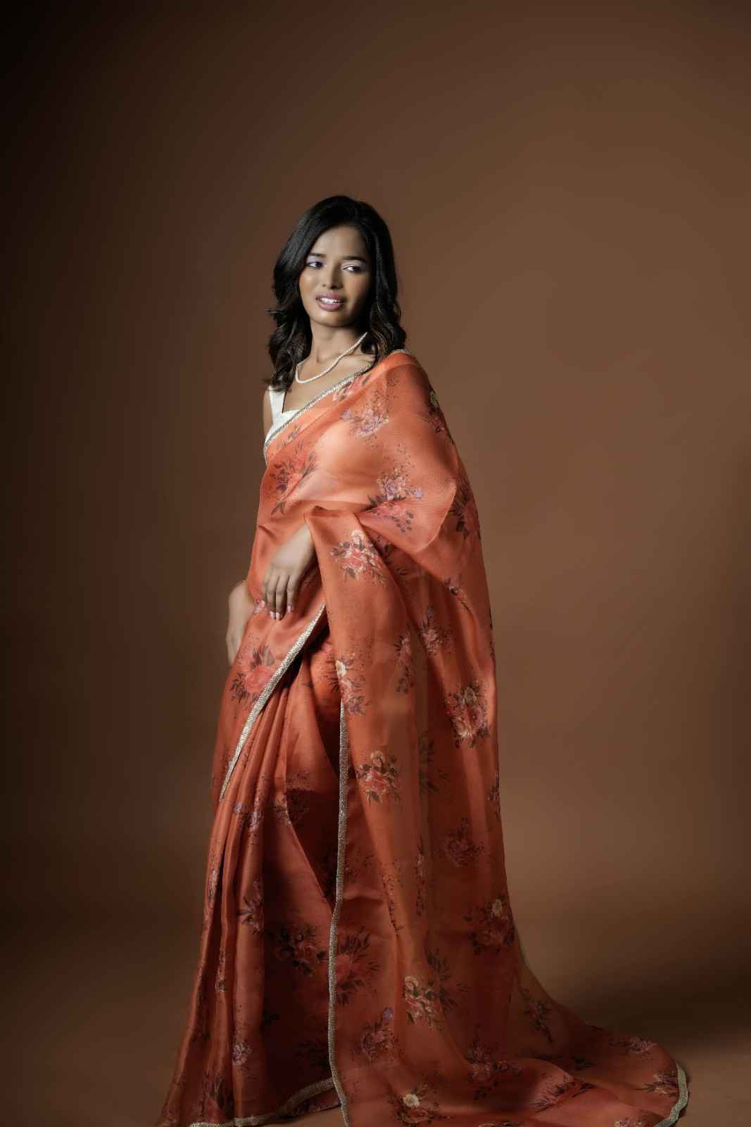 Organza saree with lace border and floral detailing_3